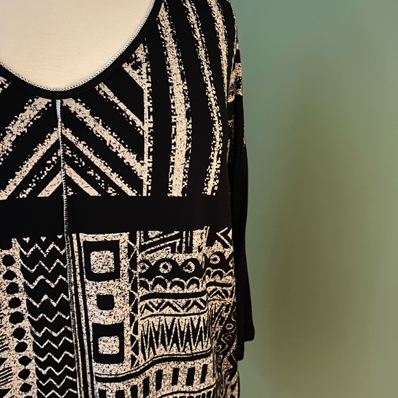 Women’s Geometric Print Tee - Size 1X - Picture 2 of 6